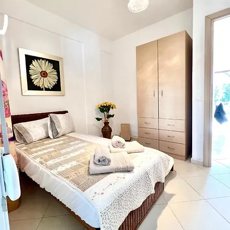 Willa The Almond Tree Nikiti (Sithonia)