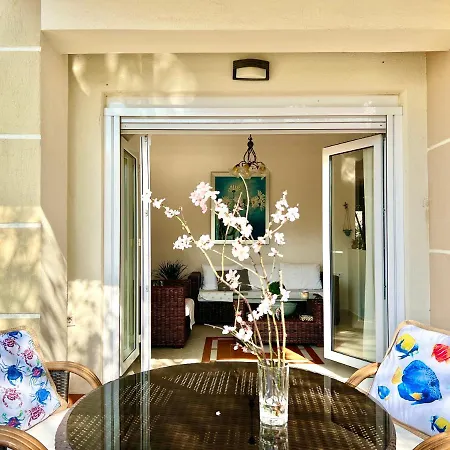 فيلة The Almond Tree نيكيتي
